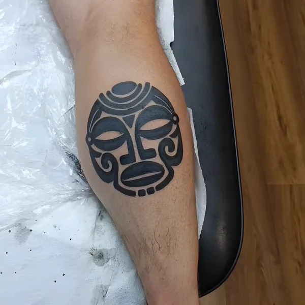 Máscara tribal en negro sólido en el gemelo