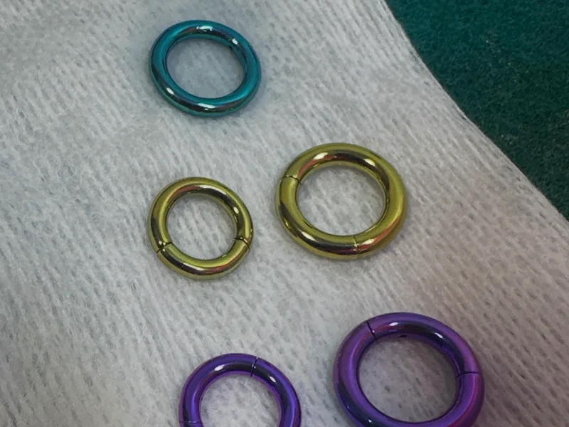 Aros de titanio anodizados en turquesa, dorado y morado