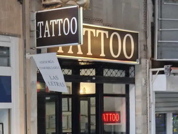 La fachada del estudio de Torremolinos, con los rótulos TATTOO y el neón del escaparate